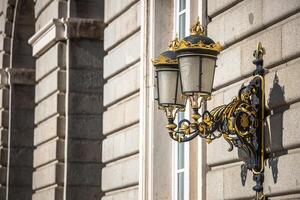 elegant stad lantaarn in de buurt Koninklijk paleis in Madrid foto