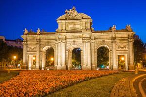 alcalá poort puerta de alcalá - monument in de onafhankelijkheid plein in Madrid, Spanje foto