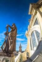 standbeeld Bij kathedraal van heilige Maria de Koninklijk van la almudena Madrid foto