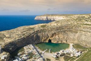 dwejra is een lagune van zeewater Aan de eiland van gozo. antenne visie van zee tunnel in de buurt azuur venster. middellandse Zee zee. Malta foto