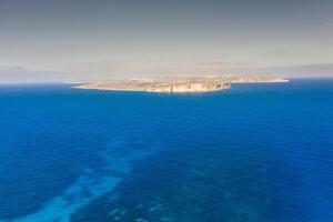 antenne visie van comino eiland. dar landschap. Europa. Malta foto