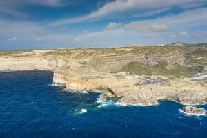 dwejra is een lagune van zeewater Aan de eiland van gozo. antenne visie van zee tunnel in de buurt azuur venster. middellandse Zee zee. Malta foto