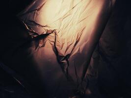 donker bruin plastic zak in lichten Bij nacht voor achtergrond over milieu problemen. foto