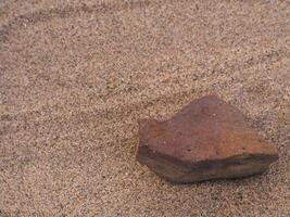 bruin rotsen Aan zand voor Product Scherm of achtergrond ,kopiëren ruimte foto