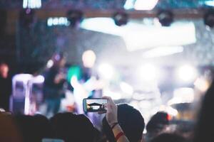 hand- met een smartphone records leven muziek- festival, nemen foto van concert fase, leven concert, muziek- festival