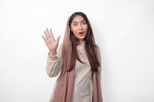 portret van aantrekkelijk Aziatisch moslim vrouw vervelend sluier hijab geven aantal een naar tien door hand- gebaar, staand over- geïsoleerd wit achtergrond foto