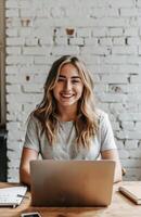 vrouw werken Aan laptop Bij tafel foto