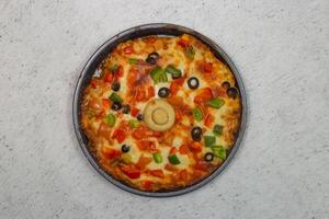 groente pizza topping met olijven, tomaat, ui, komkommer, paddestoel en kaas geserveerd in schotel geïsoleerd Aan grijs achtergrond top visie van bangladesh Fast food foto