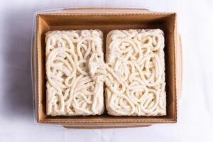 eigengemaakt noodle vis kraai winter doos geïsoleerd Aan achtergrond top visie van Japans noedels foto