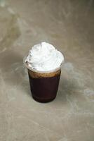 ijs blended chocola geserveerd in beschikbaar kop geïsoleerd Aan grijs achtergrond top visie van cafe toetje foto