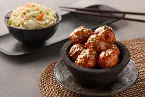 veg manchurian met hakka noedels en eetstokjes geserveerd in kom kant visie van Chinese voedsel foto