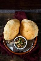 chole bhatuur of channay Pathuray en puri geserveerd in schotel geïsoleerd Aan tafel top visie van Indisch, bangladesh en Pakistaans ontbijt voedsel foto