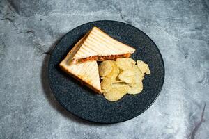 groente knapperig belegd broodje met chips geserveerd in bord geïsoleerd Aan achtergrond top visie van ontbijt voedsel Indisch specerijen foto