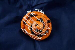chocola rollen geïsoleerd Aan blauw achtergrond top visie van Frans ontbijt gebakken voedsel item foto