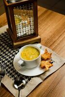 zoet maïs kip soep geserveerd in kom geïsoleerd Aan servet kant visie van Chinese soep foto