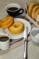 duidelijk donuts met dip en kop van koffie geïsoleerd Aan servet kant visie van gebakken voedsel ontbijt Aan tafel foto