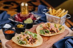 Mexicaans taco's al koolstof met Frans Patat emmer geserveerd Aan houten bord geïsoleerd Aan tafel top visie van Arabisch Fast food foto