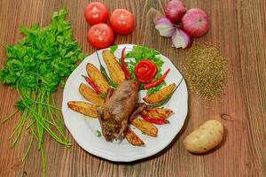 gevuld duif met aardappel groenten, tomaat, ui en koriander geserveerd in schotel geïsoleerd Aan houten tafel top visie van Arabisch voedsel foto