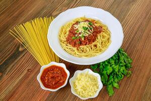 spaghetti bolognese pasta met Chili saus Plakken en koriander geserveerd in schotel geïsoleerd Aan tafel top visie van Arabisch voedsel foto