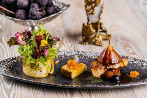 aangebraden eend lever en paté de foie gras geserveerd in schotel geïsoleerd Aan tafel kant visie van Arabisch voorafje voedsel foto