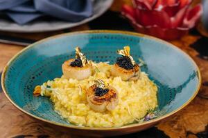 saffraan risotto geserveerd in bord geïsoleerd Aan tafel kant visie van Italiaans Fast food foto