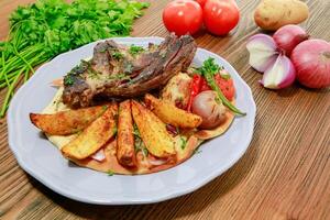rundvlees gebraden nifa voedsel met aardappel groenten, tomaat, ui en koriander geserveerd in schotel geïsoleerd Aan tafel kant visie van Arabisch voedsel foto
