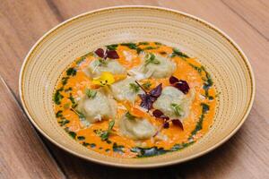 Ricotta en spinazie ravioli met knoedels geserveerd in bord geïsoleerd Aan tafel kant visie van Italiaans Fast food foto