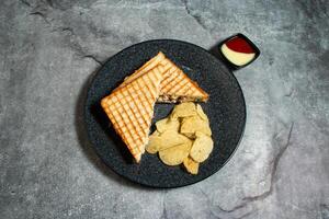 kip kaas paddestoel belegd broodje met chips en mayo dip saus geserveerd in bord geïsoleerd Aan achtergrond top visie van ontbijt voedsel Indisch specerijen foto