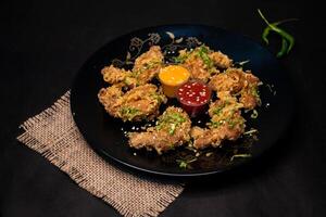 krokant kip Vleugels met chili saus en mayo dip geserveerd in schotel geïsoleerd Aan servet donker achtergrond top visie van Indisch Fast food foto