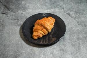 kaas croissant bladerdeeg gebakje geserveerd in bord geïsoleerd Aan achtergrond top visie van gebakken voedsel Indisch toetje foto