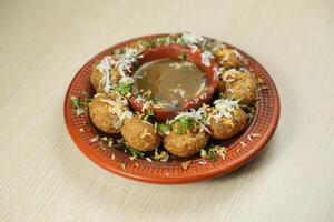 fuchka of pani puri en gol gappay met verzuren water, geserveerd in schotel geïsoleerd Aan tafel top visie van Indisch, bangladesh en Pakistaans straat voedsel foto