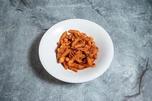 heet pittig pasta geserveerd in bord geïsoleerd Aan achtergrond top visie van snel voedsel Italiaans neef foto