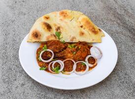 bbq tandoori kip met naan, roti geserveerd in schotel geïsoleerd Aan achtergrond top visie van Indisch specerijen en Pakistaans voedsel foto