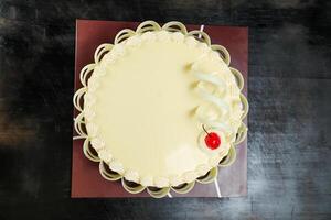 vanille taart omvatten room, suiker, rood BES geserveerd Aan bord geïsoleerd Aan servet top visie van cafe voedsel foto