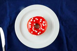 aardbei geglazuurd donut geserveerd in bord geïsoleerd Aan achtergrond top visie van gebakken voedsel ontbijt Aan tafel foto