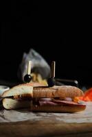 robuust gebraden rundvlees Cheddar belegd broodje met mayonaise dip met Patat geserveerd in houten bord geïsoleerd Aan servet kant visie van ontbijt voedsel foto
