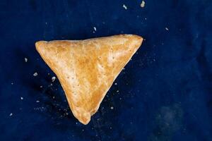 rundvlees kolija shingara of samosa, singara, somcha geïsoleerd Aan blauw achtergrond top visie van hartig tussendoortje voedsel foto