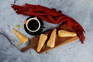 room rollen of room broodjes geserveerd Aan houten bord met kop van zwart koffie geïsoleerd Aan servet top visie van Frans ontbijt gebakken voedsel item foto