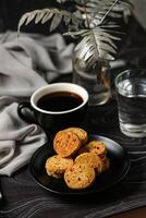 knapperig koekjes biscuits geserveerd in bord met zwart koffie en glas van water geïsoleerd Aan tafel kant visie van Amerikaans cafe gebakken voedsel foto