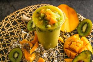 vers passie fruit en mango sap geserveerd in beschikbaar glas geïsoleerd Aan tafel kant visie van gezond ochtend- sap drinken foto