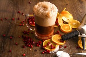 oranje en granaatappel zaden sap geserveerd in mok geïsoleerd Aan tafel kant visie van gezond drinken foto