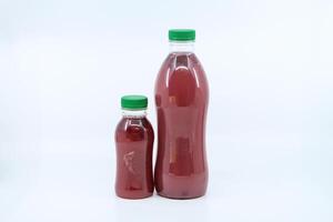 vers granaatappel sap fles geserveerd in fles geïsoleerd Aan achtergrond kant visie van gezond ochtend- sap drinken foto