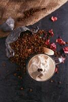 mokka karamel met koffie bonen geserveerd in glas geïsoleerd Aan tafel top visie van gezond drinken foto