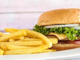kip hamburger met Patat detailopname geserveerd in schotel geïsoleerd Aan tafel kant visie van voorafje Fast food foto