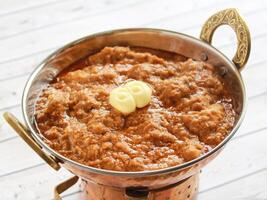 boter kip korma masala geserveerd in karahi geïsoleerd Aan tafel detailopname top visie van Indisch specerijen voedsel foto