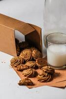 knapperig koekjes biscuits geserveerd in bord met koekje doos en glas van melk geïsoleerd Aan tafel kant visie van Amerikaans cafe gebakken voedsel foto