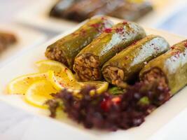 Egyptische gevuld courgette koosa gevulde met rijst- geserveerd in schotel geïsoleerd Aan houten tafel top visie van verkoudheid mazza Arabisch voedsel foto