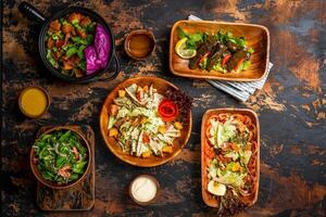 geassorteerd avondmaal voedsel dik, baba ganoush, tabouleh, Liaan bladeren, kip salade, geserveerd in schotel top visie groen salades assortiment foto