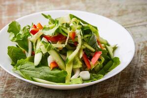 rucola salade met tomaat, ui, komkommer geserveerd in schotel geïsoleerd Aan tafel top visie van Arabisch voedsel foto