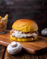 paddestoel en Zwitsers hamburger geserveerd in snijdend bord geïsoleerd Aan houten tafel kant visie van Arabisch voedsel foto